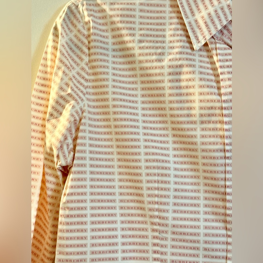 Burberry Classic Button-Up Top Shirt
AUTHENTIC - Picture 3 of 3